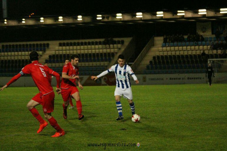 Imagen del duelo entre Gimnástica y Escobedo