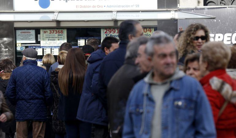 Colas ante una de las administraciones de Lotería situada en la Puerta del Sol de Madrid para adquirir décimos del sorteo Extraordinario de Navidad del próximo 22 de diciembre. EFE Sergio Barrenechea