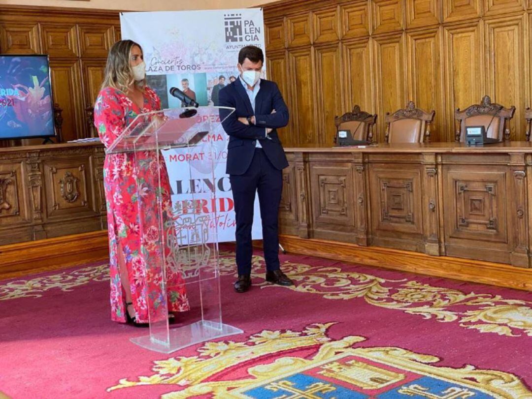 Los concejales Laura Lombraña y Víctor Torres presentando la programación