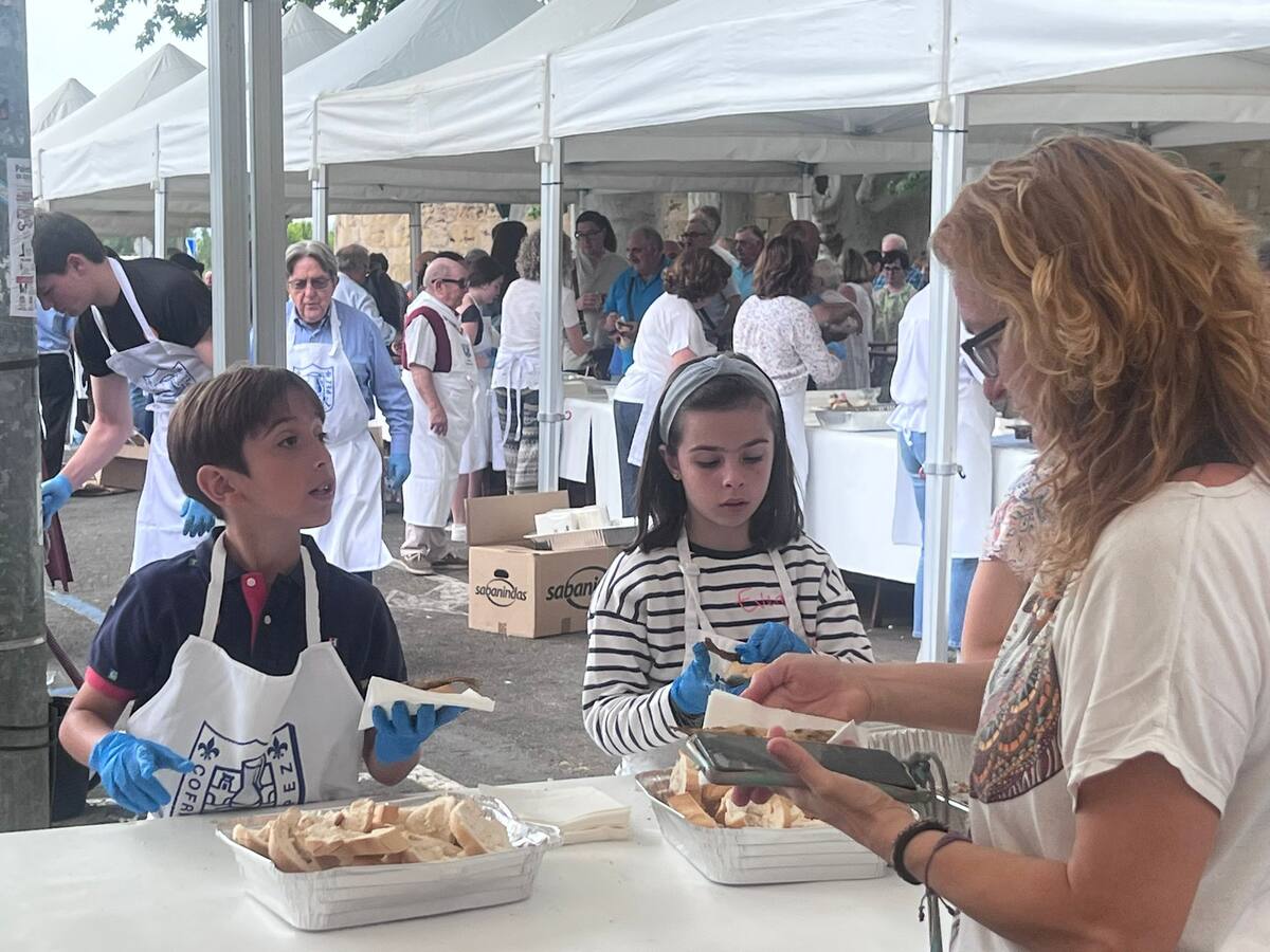 Se reparten casi 29.000 raciones de Pez, Pan y Vino para cumplir con la tradición