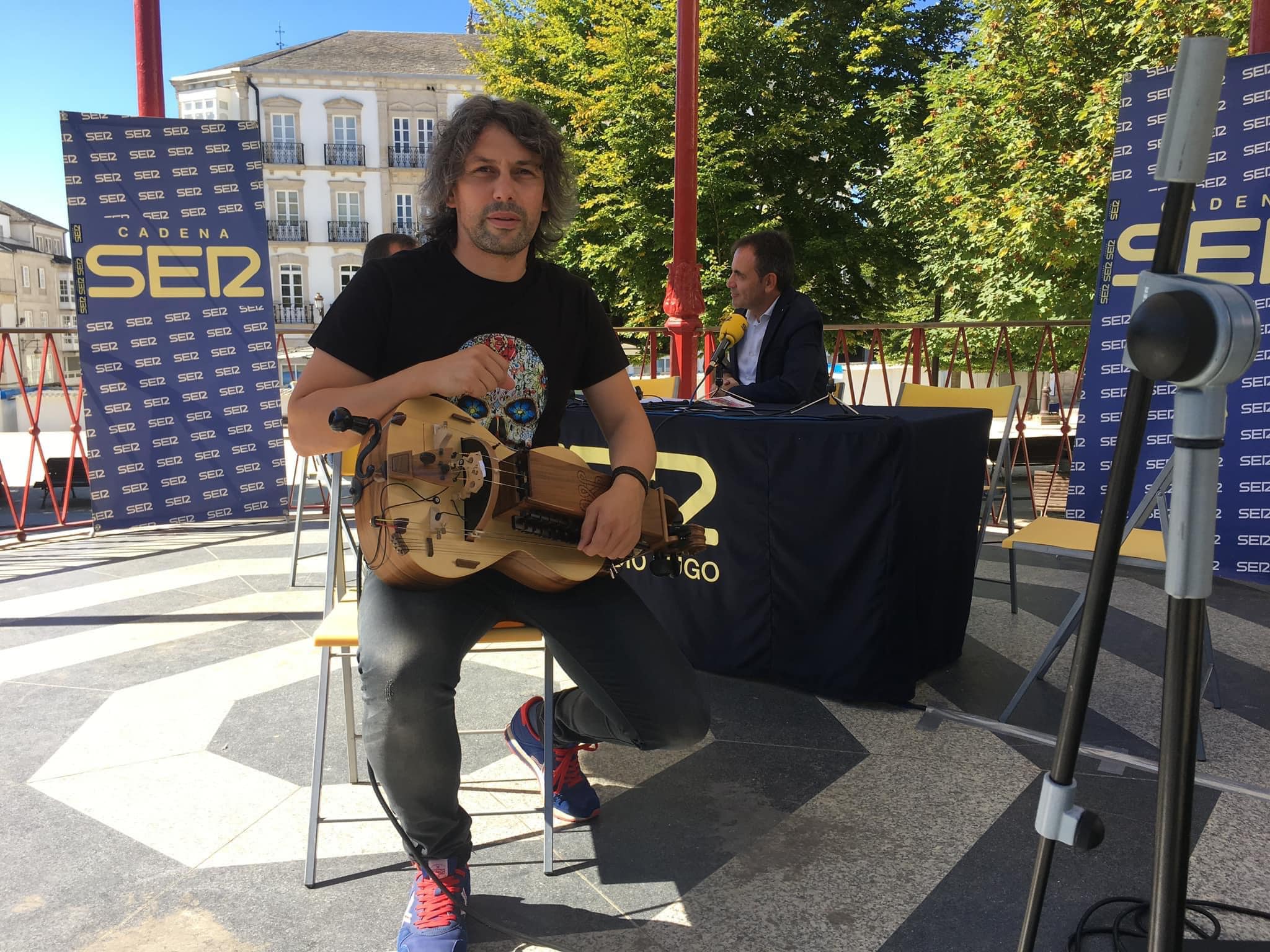 Bruno Villamor coa zanfona roubada durante un programa especial de Radio Lugo