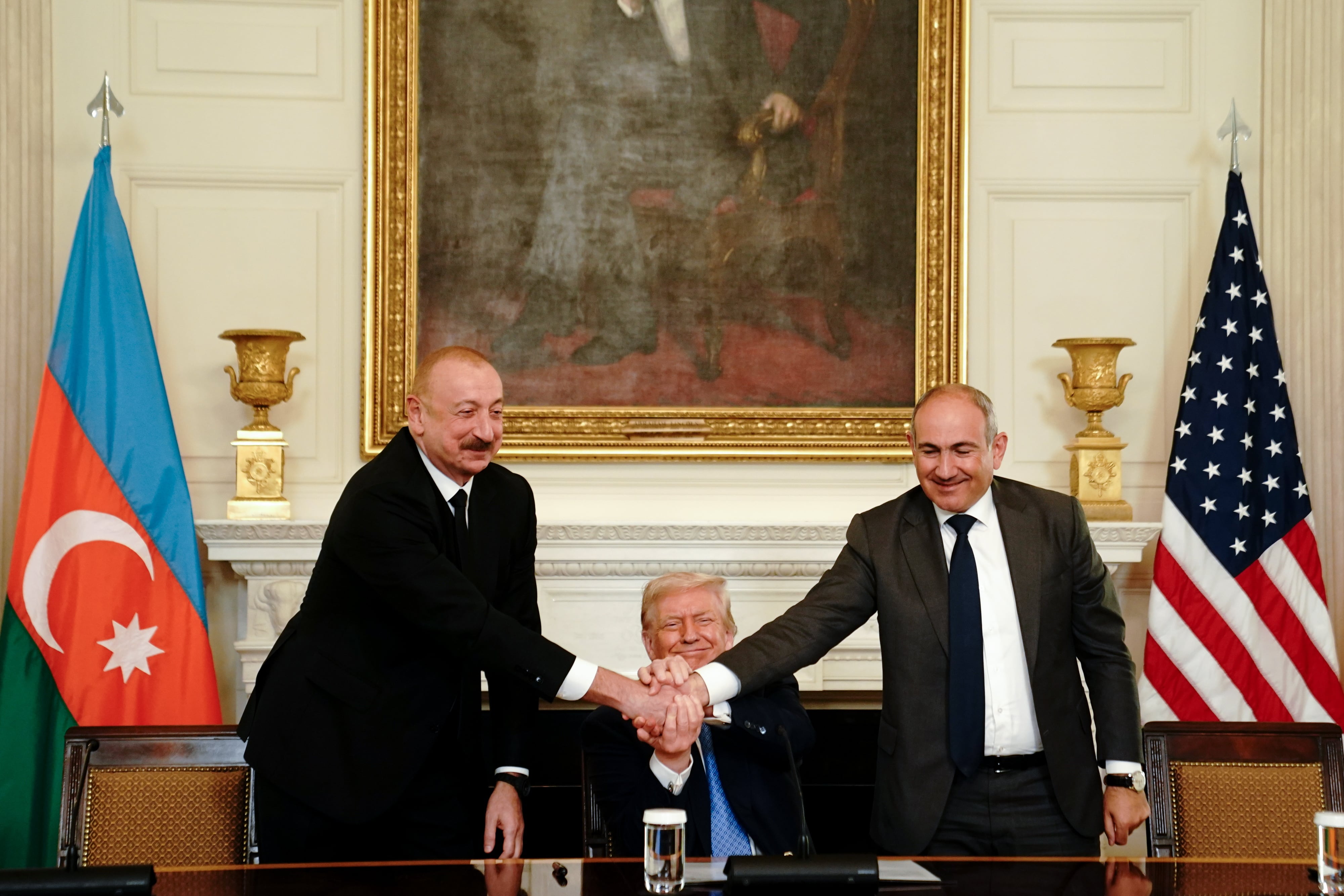 El presidente de Estados Unidos, Donald Trump, junto a los líderes de Armenia y Azerbaiyán tras la firma del acuerdo de paz.