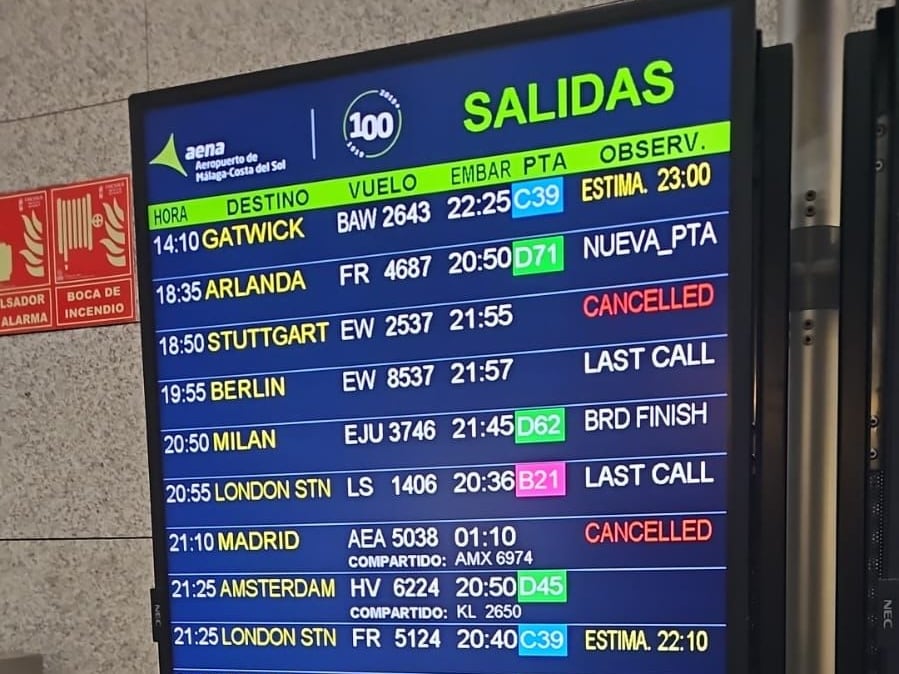 Pantalla de vuelos esta noche en el Aeropuerto de Málaga