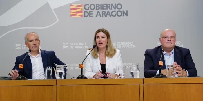 Claudia Pérez Forniés, junto a Manuel Magdaleno y José María Cabello, en la presentación del curso escolar