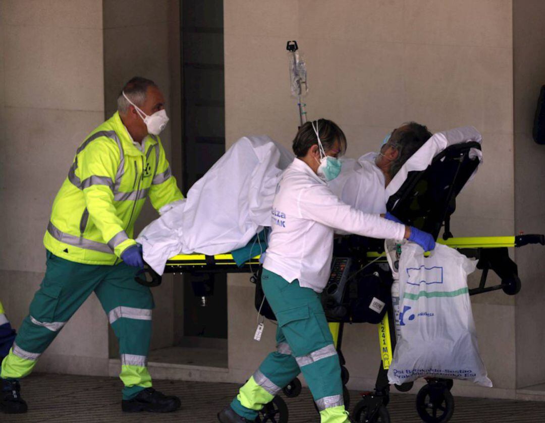 Sanitarios trasladan a un enfermo en un centro hospitalario vasco