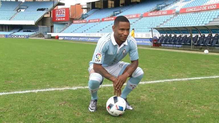 Claudio Beauvue posa como nuevo jugador del Real Club Celta de Vigo en el estadio de Balaídos