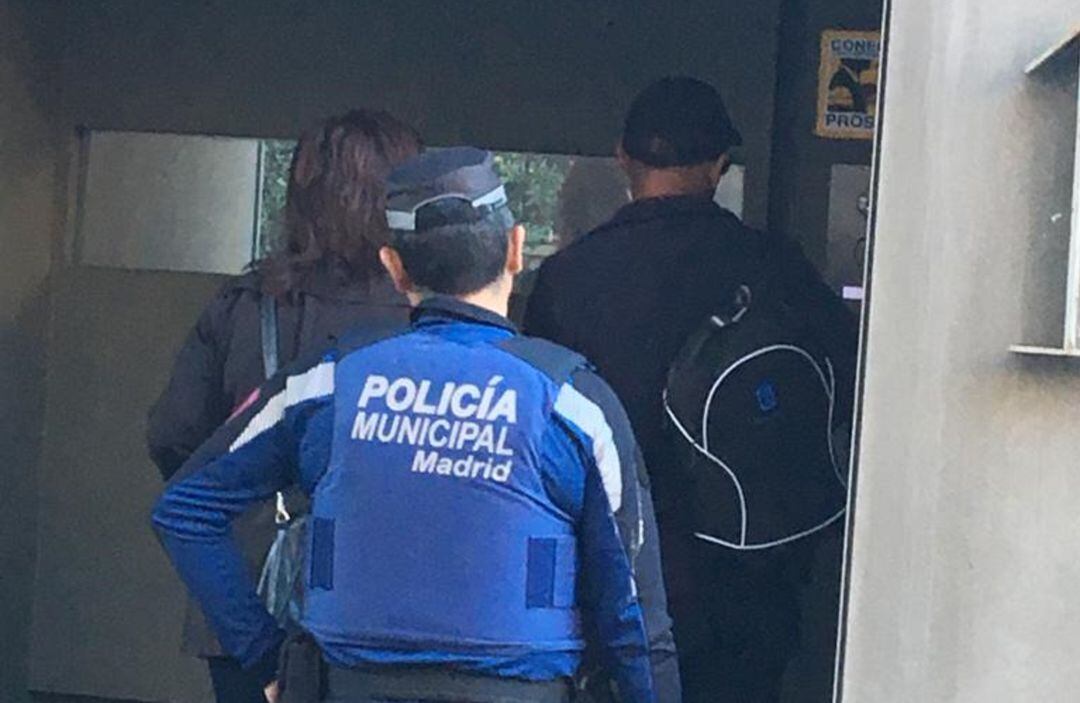 La Policía Municipal de Madrid en la entrada del chalé de Monasterio y Espinosa de los Monteros