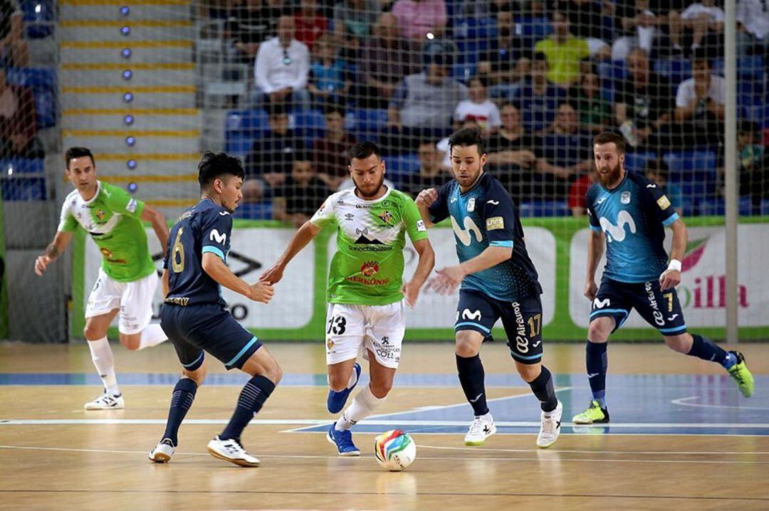 Allan conduce el balón en un partido frente a Movistar Inter.