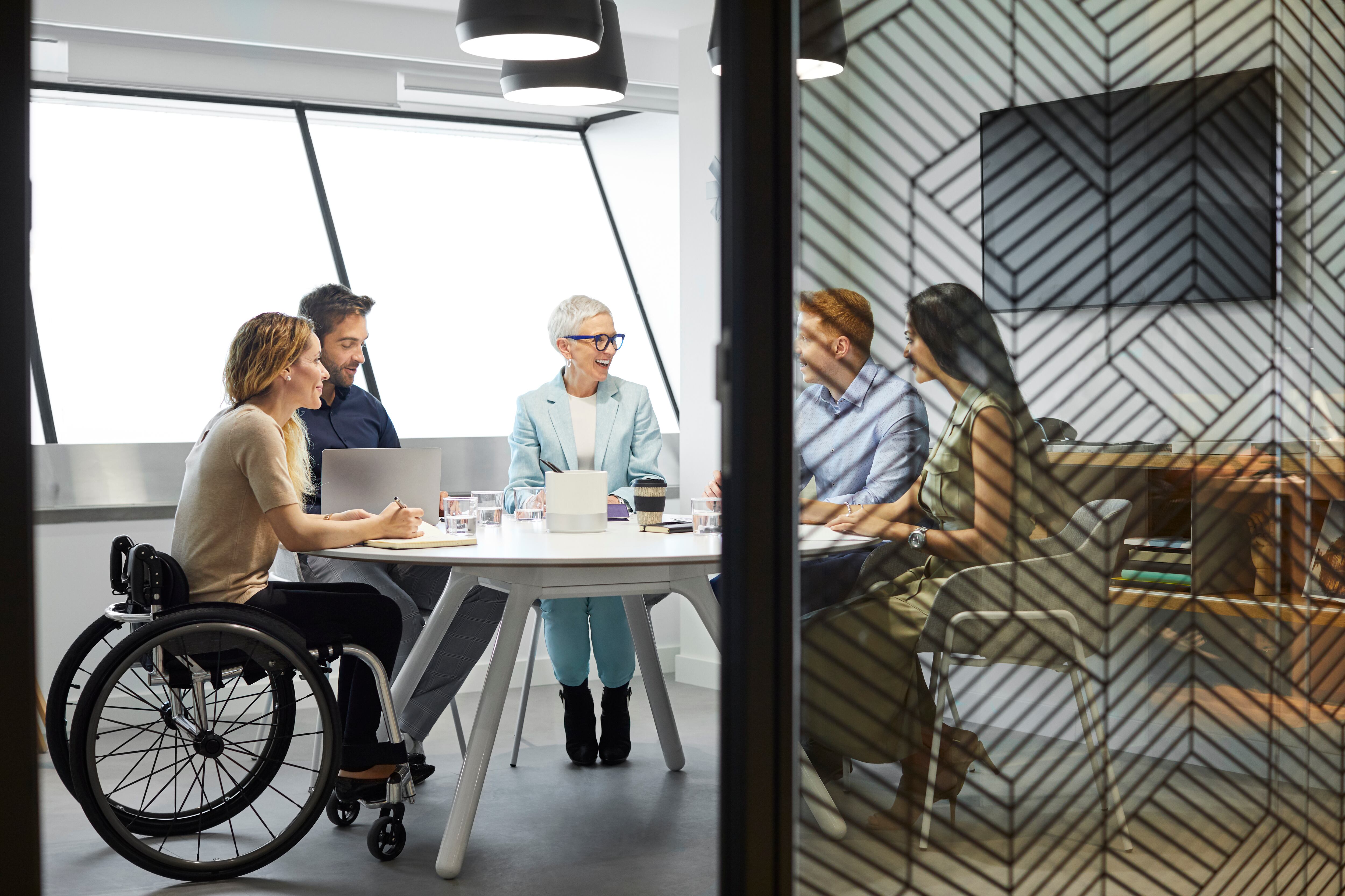 Una persona con discapacidad física participa en una reunión de trabajo