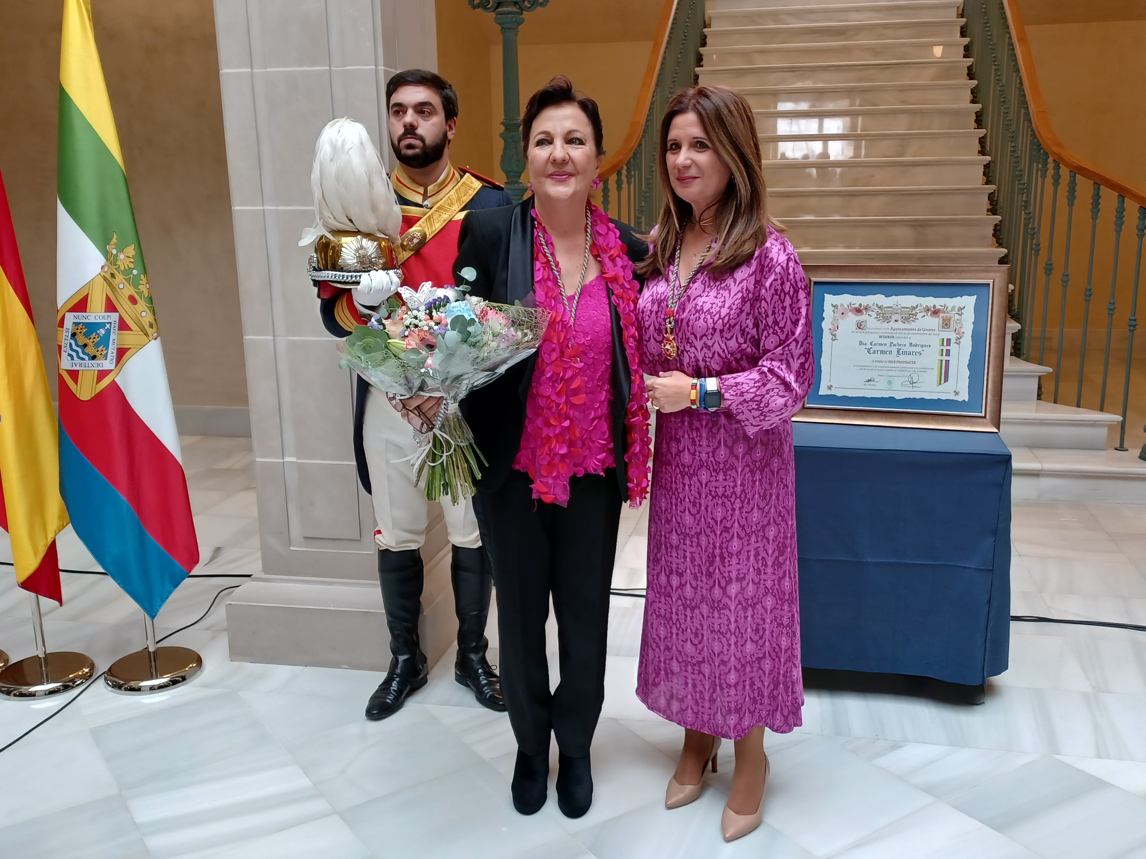 Carmen Linares, hija predilecta de la ciudad, junto a la alcaldesa, Auxiliadora del Olmo.