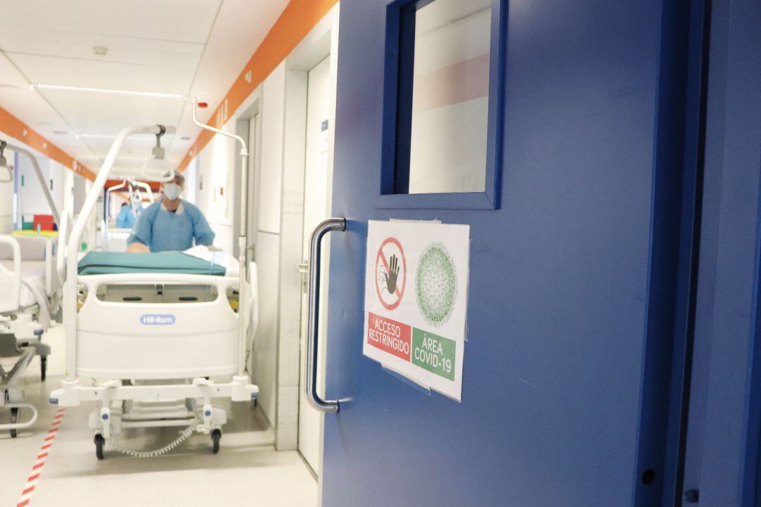 Un profesional médico accede a un área COVID