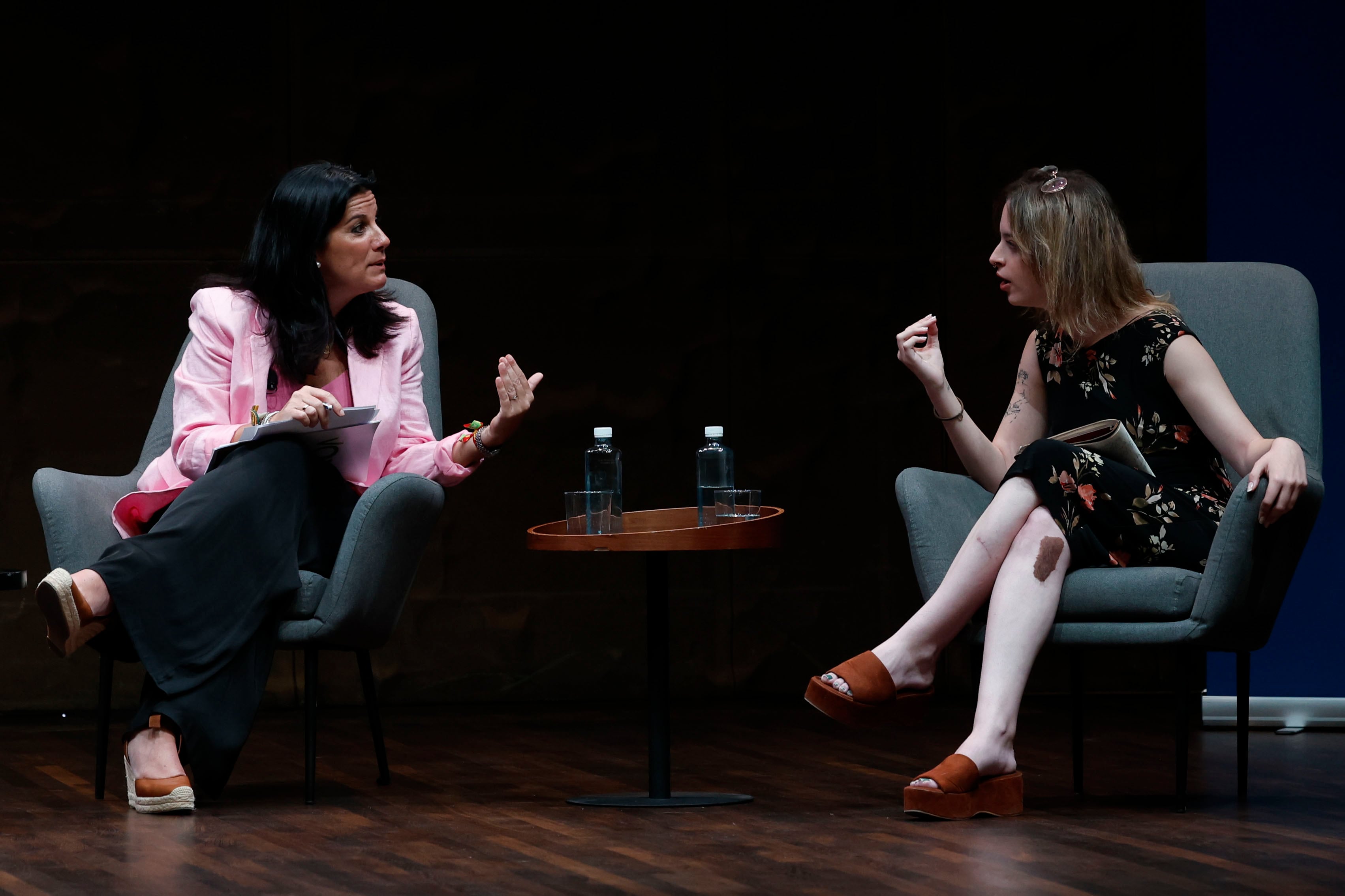 María Ruiz, diputada de Vox por Madrid, y Elisabeth Duval, portavoz Sumar en materia de feminismo, igualdad y derechos libertades LGFTBIQ+, durante el debate electoral dedicado a las políticas de igualdad organizado por EFEFórum este lunes en Madrid.