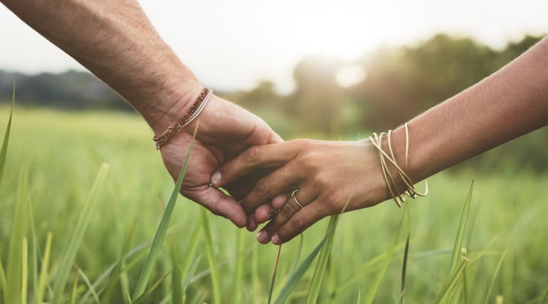 Una pareja dada de la mano