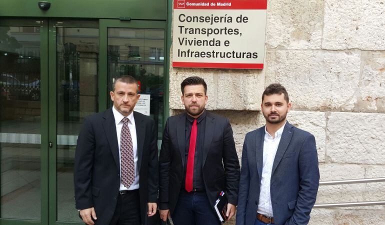 Rafael Martínez, alcalde de San Martín de la Vega, (centro) junto al primer Teniente de Alcalde, Sergio Neira (d) y el director de Parque Warner, Diego Gracia, antes de la reunión con el consejero