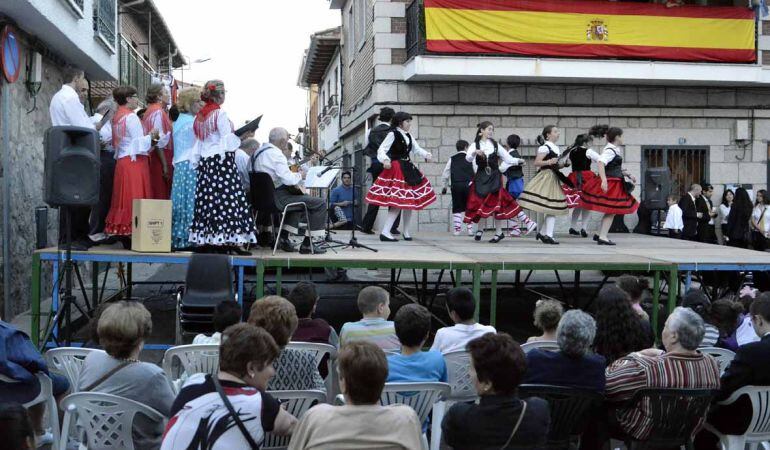 La calle Alamillo es anfitriona de las actuaciones de esta fiesta del barrio muy arraigadas entre los vecinos