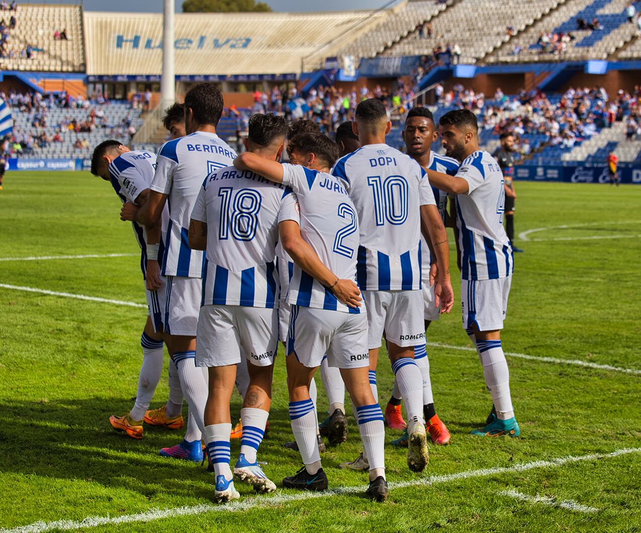 Los jugadores del Recreativo de Huelva celebrando un gol de esta temporada. / Foto: recreativodehuelva.com