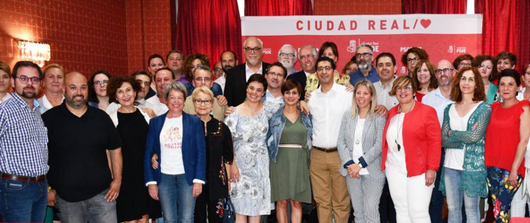 Foto de familia tras la reunión de la ejecutiva provincial del PSOE este martes