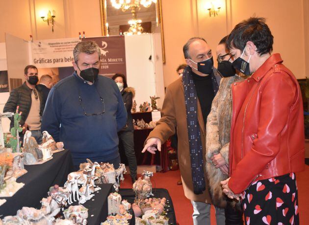 Eva María Masias, visitando los puestos de artesanía de la feria del belén en el Antiguo Casino