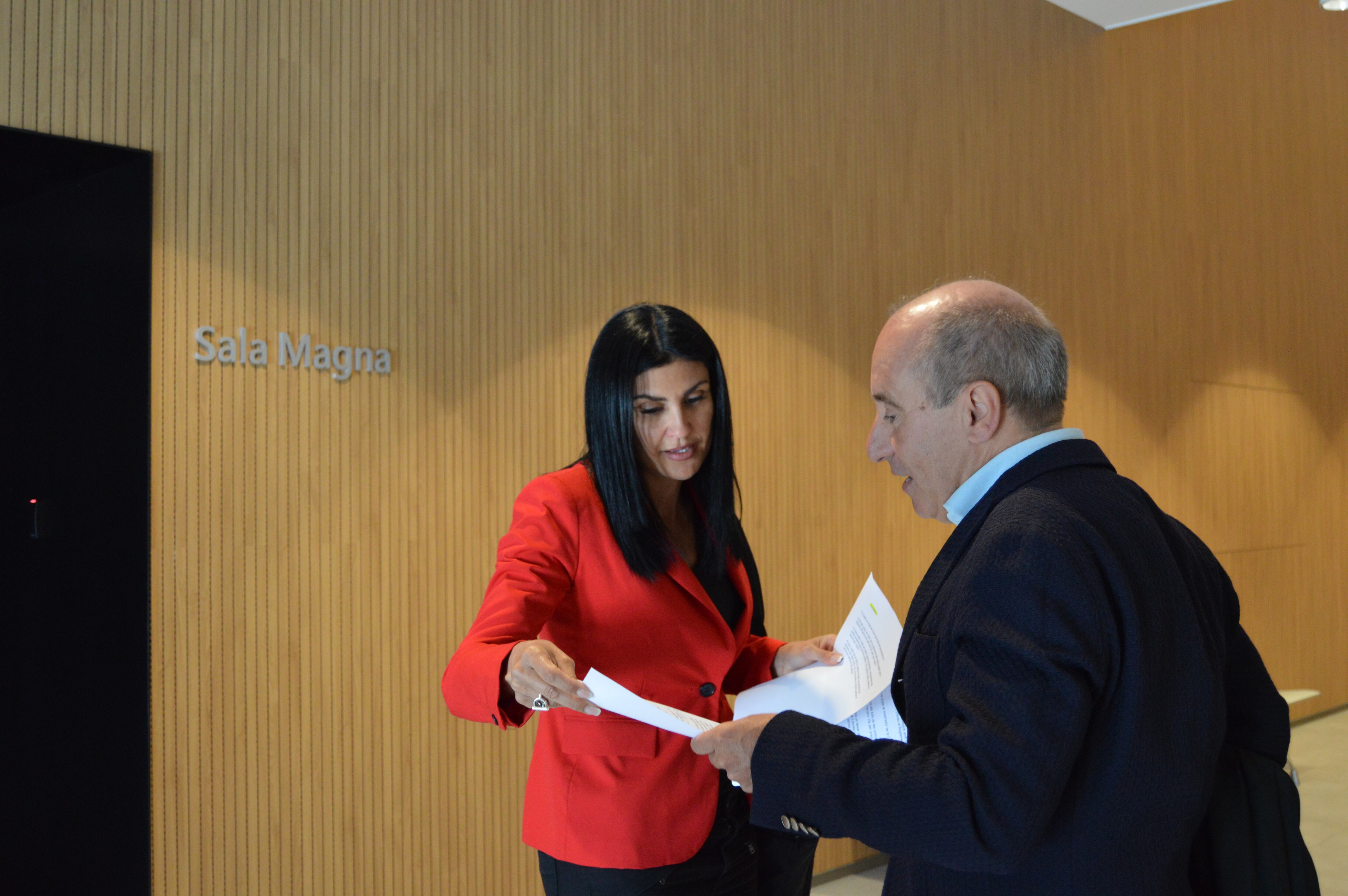 Carine Montaner amb el seu advocat, Alfons Clavera, moments abans d&#039;entrar a la sala on se celebra el judici.