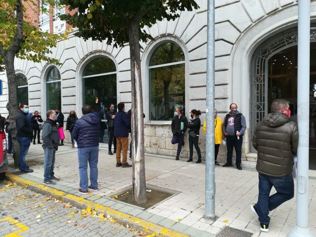 Hosteleros esta mañana frente a la Junta