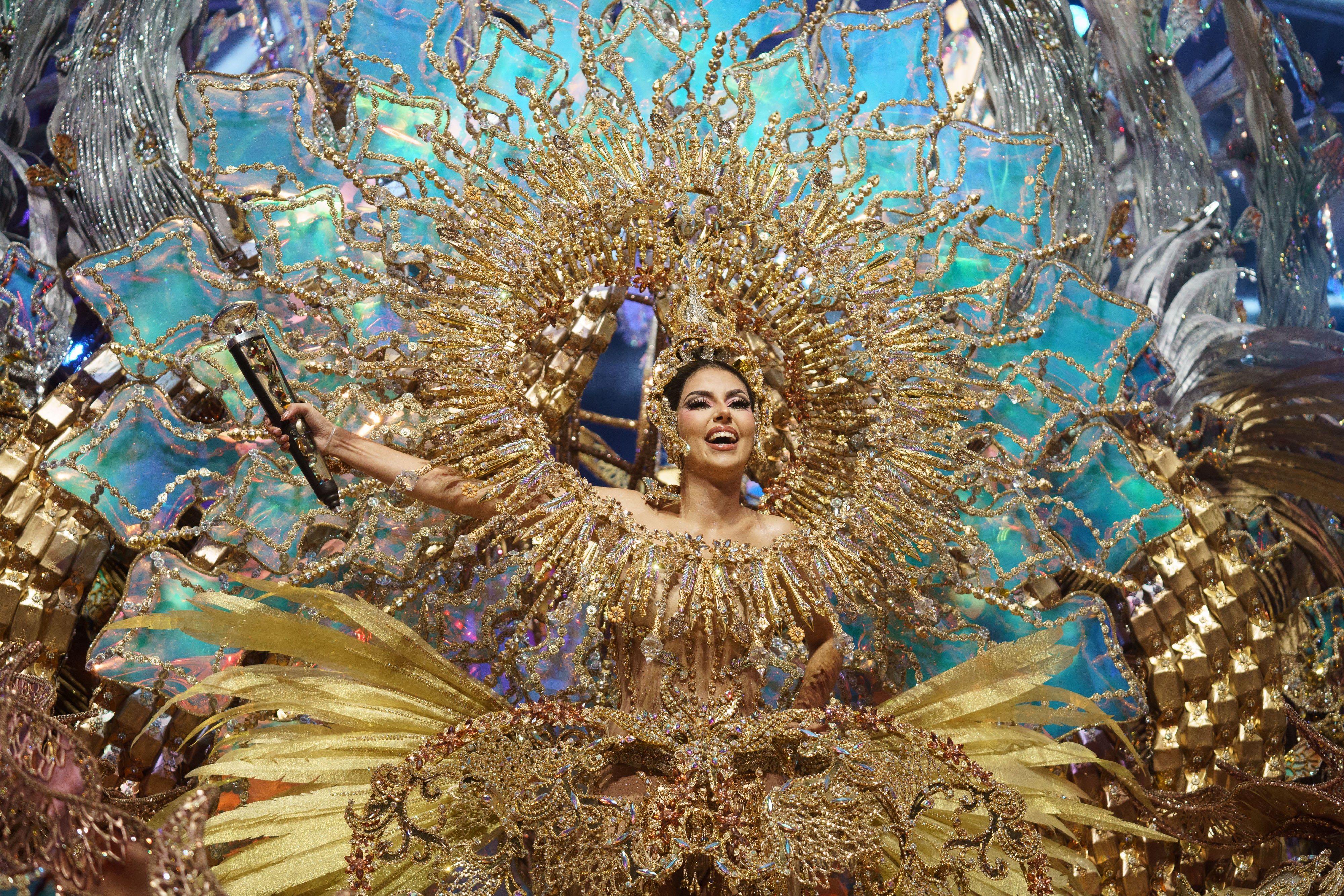 SANTA CRUZ DE TENERIFE, 07/02/2024.- La candidata Corina Mrazek González, con la fantasía &#039;El mundo&#039;, un diseño de Santi Castro, es la nueva Reina del Carnaval de Santa Cruz de Tenerife durante la Gala de Elección celebrada este miércoles en el Recinto Ferial de la capital tinerfeña. EFE/Ramón de la Rocha
