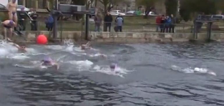 Los participantes en la iniciativa solidaria recorrieron los 120 metros en las aguas de la Dársena del Canal.