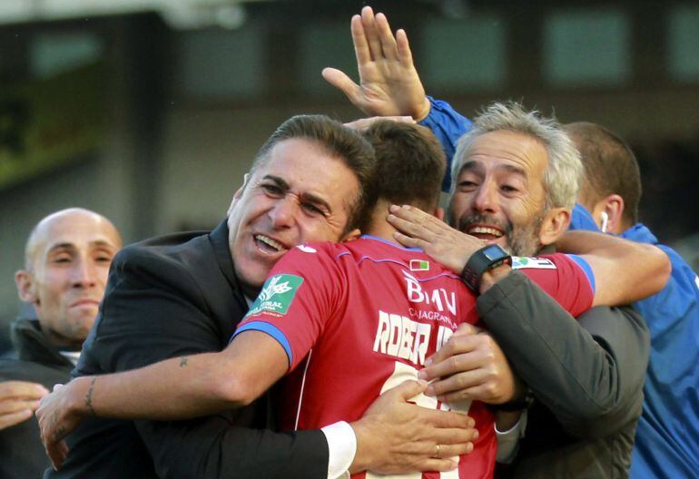 GRA511. SAN SEBASTIÁN, 17/05/2015.- El entrenador del Granada, José Ramón Sandoval (i), abraza al centrocampista Robert Ibañez (c), tras conseguir el segundo gol de su equipo ante la Real Sociedad, durante el partido de la trigésima séptima jornada de la 