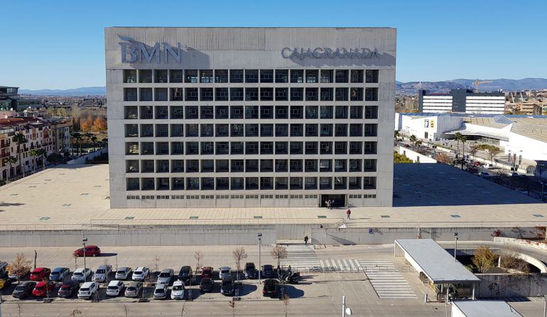 El popular &quot;Cubo&quot; de CajaGRANADA, hoy sede de BMN en Granada