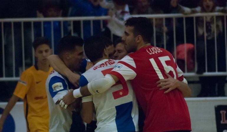 Los jugadores del Hércules celebran la victoria frente al Barça B