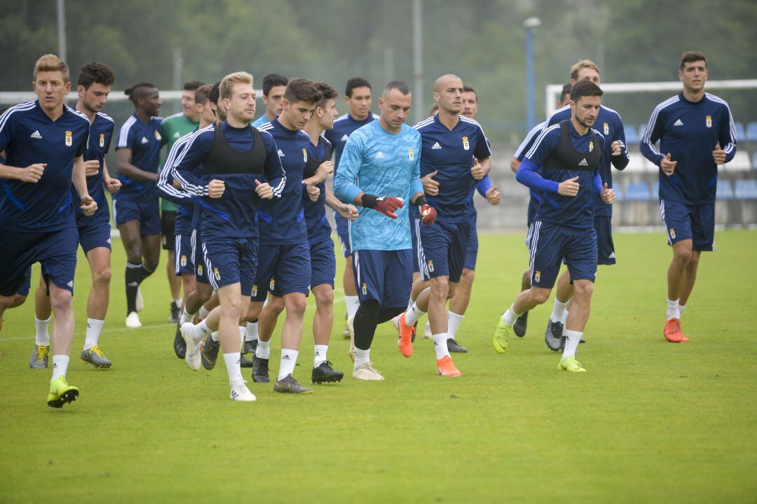 A la derecha, Javi Fernández, uno de los futbolistas que no pudo ser inscrito a tiempo.