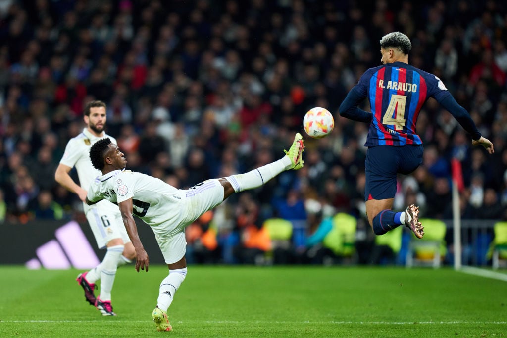 Araujo y Vinicius disputan un balón aéreo en el Real Madrid - FC Barcelona.