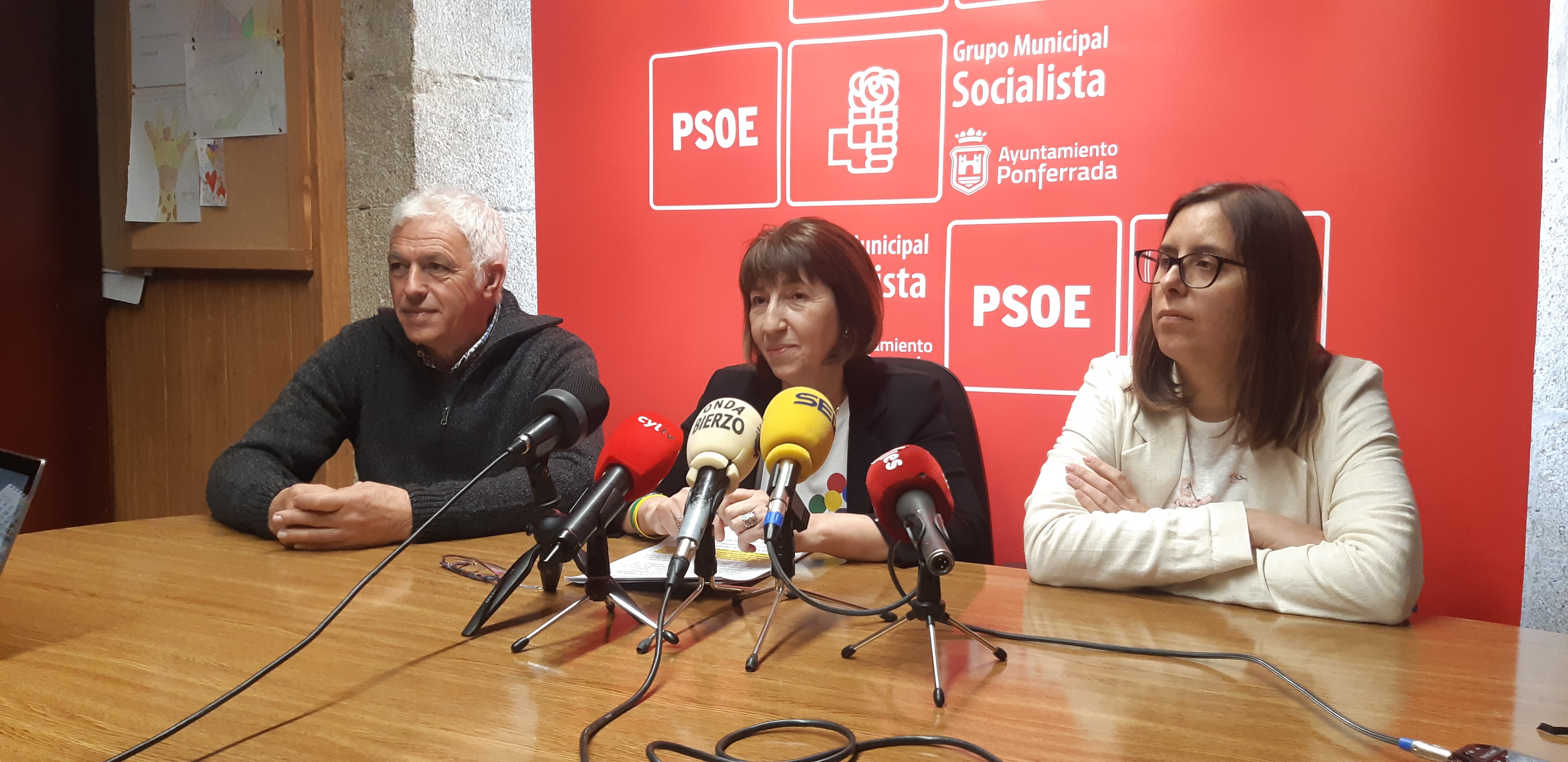 La concejala de Asuntos Económicos, Mabel Fernández junto a los ediles Antonio Regueiro y Silvia Blanco