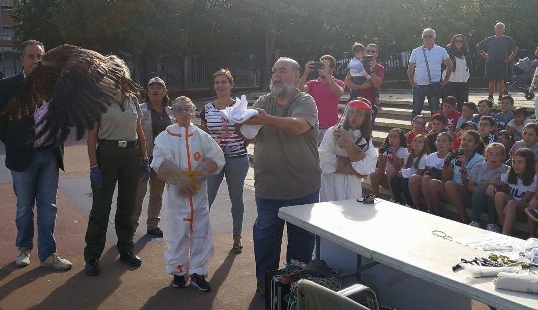 Técnicos de la Junta de Andalucía sueltan una de las aves rapaces liberadas este jueves.