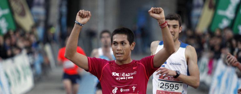 Edson Gómez, tras proclamarse vencedor de la prueba de 10 kilómetros 'Popular10', disputada hoy en la ciudad gallega de A Coruña