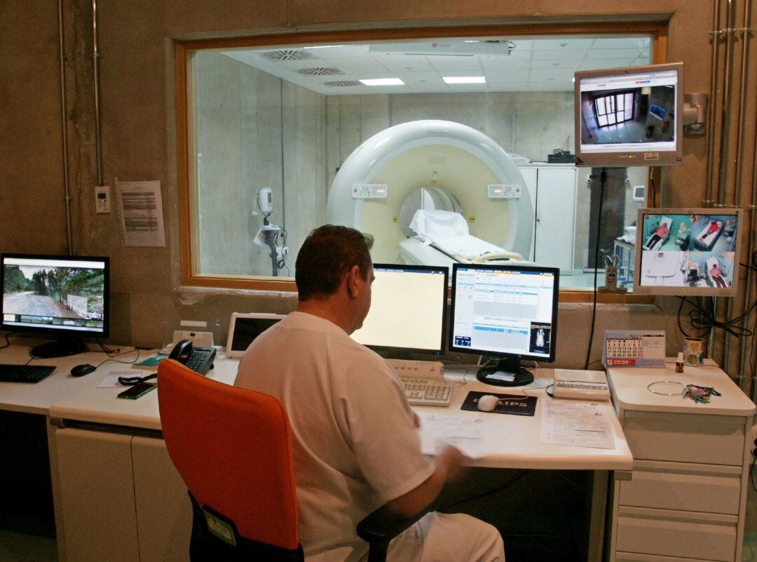 La Arrixaca es el primer hospital público del país en implantar un generador propio de galio 68, que permite mejorar el diagnóstico de cáncer endocrino y evita desplazamientos a los pacientes. 