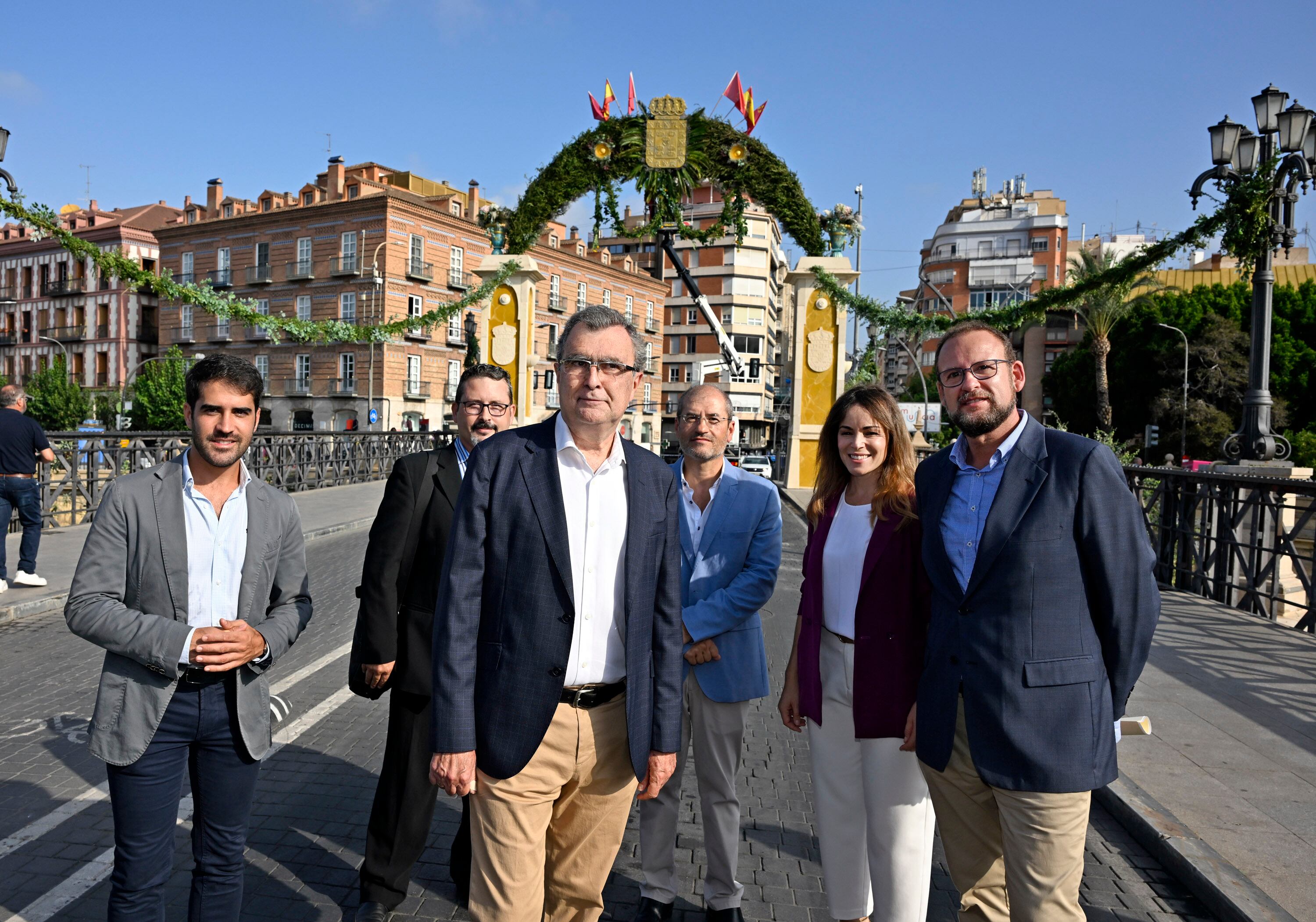 El alcalde de Murcia ha realizado una visita técnica al montaje del pórtico que replica los arcos clásicos con tintes modernistas que engalanaban la cuidad durante la Feria en el siglo XX