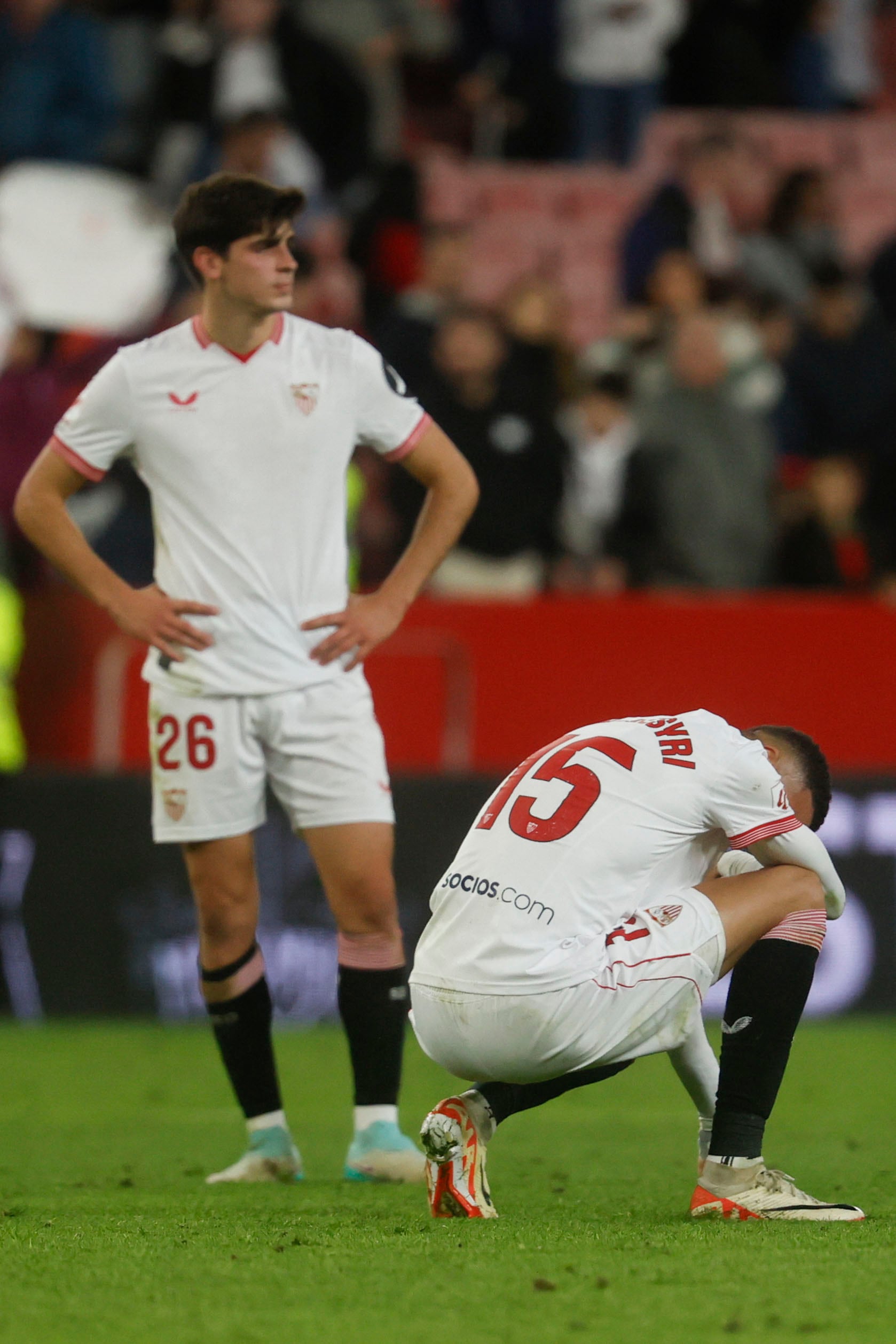 SEVILLA, 16/12/2023.- El delantero marroquí del Sevilla Youssef En-Nesyri (d) reacciona tras la derrota durante el partido de la jornada 17 de LaLiga EA Sports que Sevilla FC y Getafe CF disputan este sábado en el estadio Sánchez-Pizjuán, en Sevilla. EFE/José Manuel Vidal
