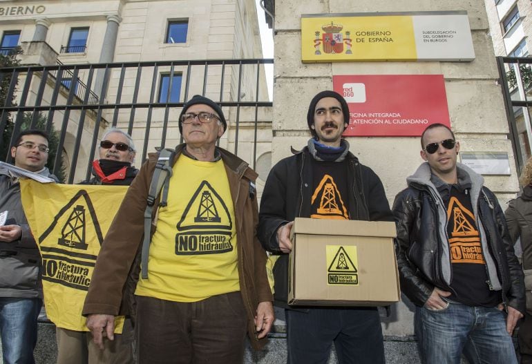 Integrantes de las asambleas contra el &#039;fracking&#039; de Burgos, Cantabria y Vizcaya presentaron el 19 de febrero de 2015 conjuntamente las alegaciones recogidas contra el permiso de investigación Angosto-1 de la Sociedad de Hidrocarburos de Euskadi (SHESA), 