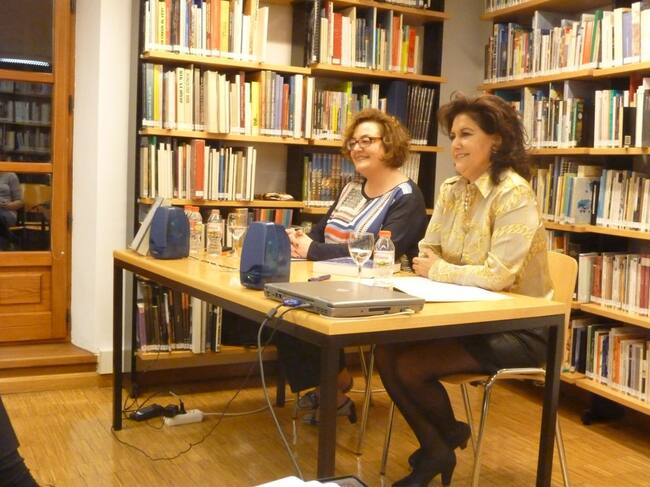 Montse Ronchera i Lali Garcia Puy en una xerrada sobre el llibre 'Dones d'Andorra'.