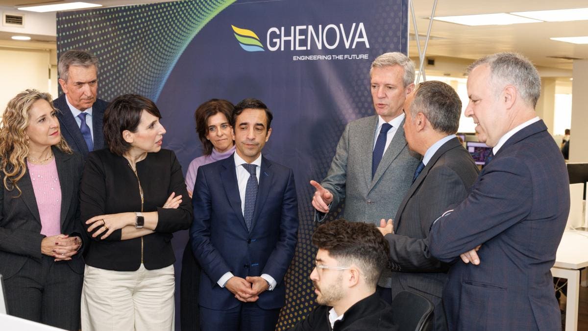 El presidente de la Xunta visita las oficinas de Ghenova en Ferrol