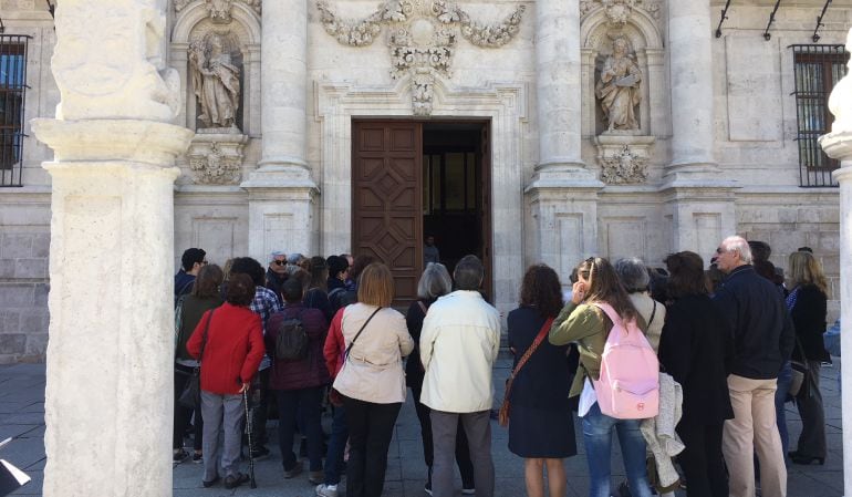 Imagen de turistas a las puertas de la Facultad de Derecho