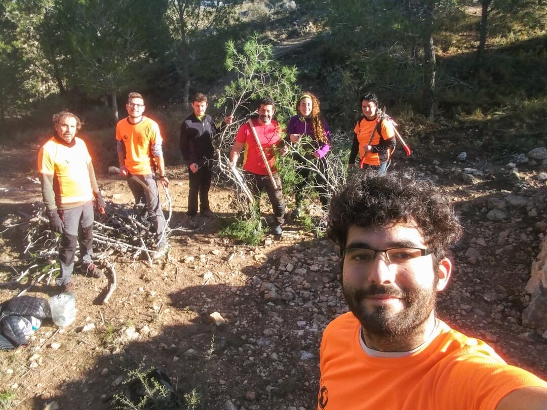 El voluntario Manel Juan, junto a sus compañeros, durante una actividad en el pantano de Elda