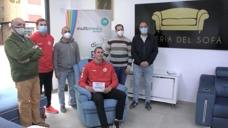 Entrega del galardón de Jugador 10 del CB Andújar al croata Filipe Mileta.