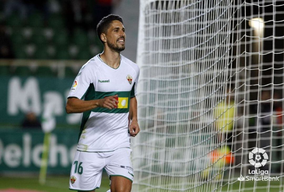 Fidel Chaves celebra uno de sus tres goles al Mirandés