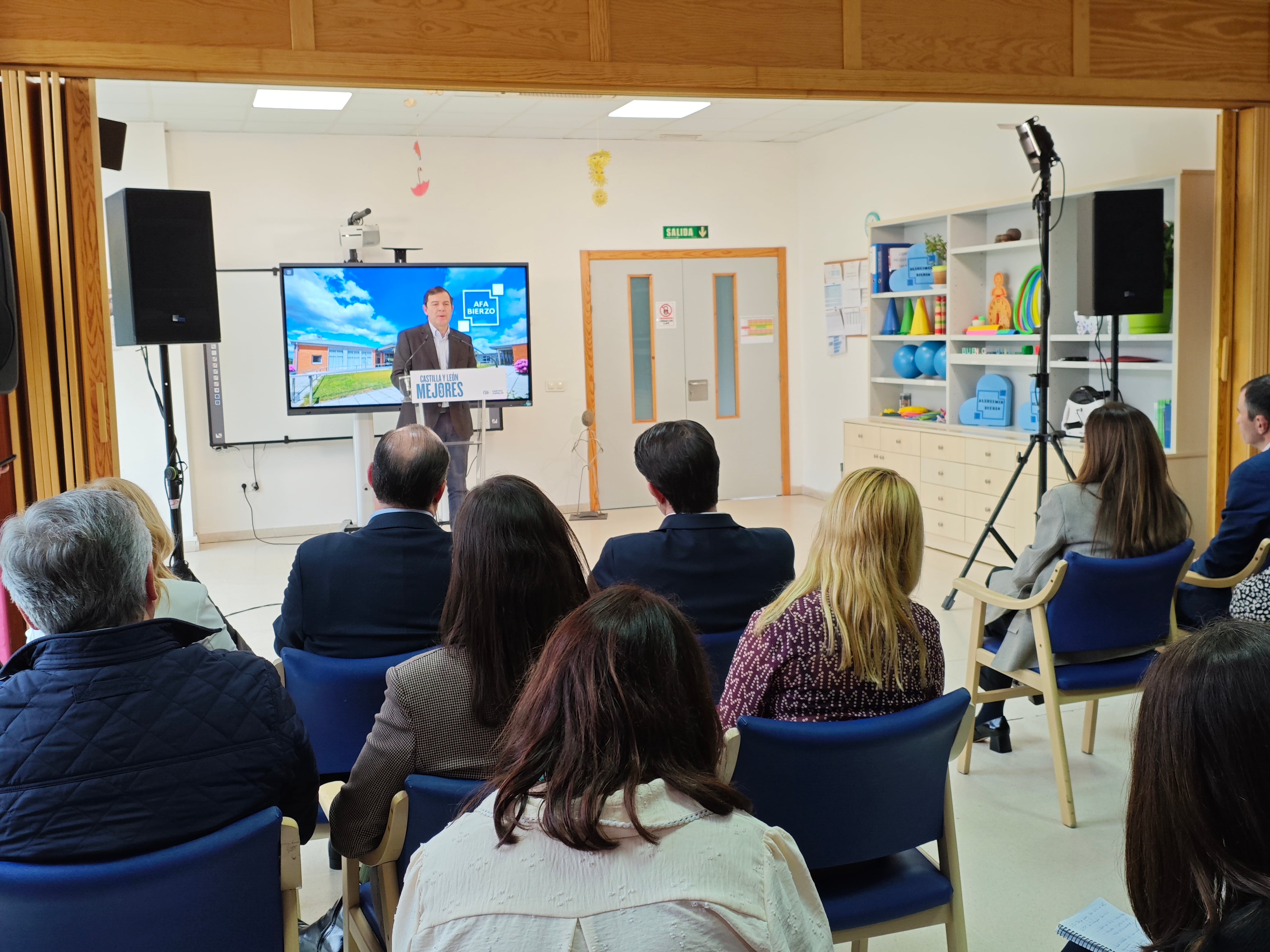 Alfonso Fernández Mañueco en un acto de partido en la sede de  AFA Bierzo en Ponferrada