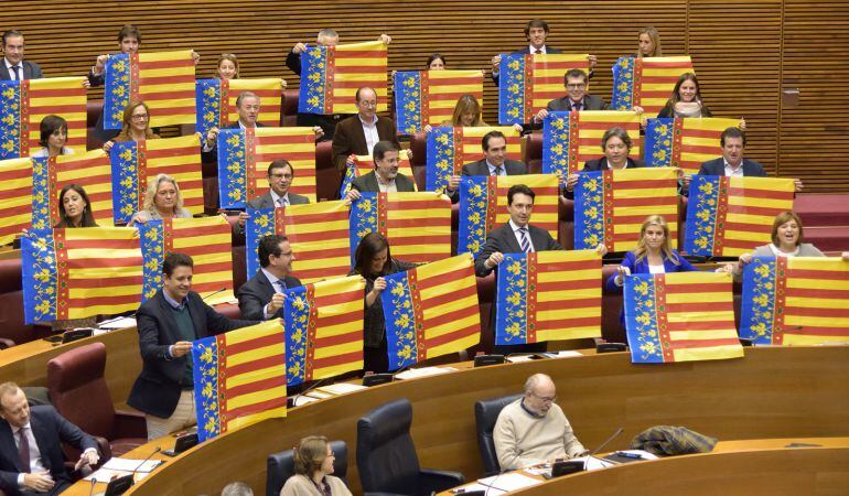 Al final de la votación en les Corts, que ha permitido derogar la ley de señas de identidad, los populares que han votado en contra han mostrado la Senyera. Los diputados de los demás grupos les han aplaudido