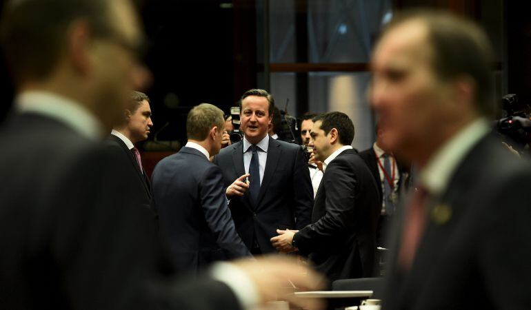 El primer ministro británico, David Cameron, hablando con el primer ministro de Grecia, Alexis Tsipras, y con el Presidente del Consejo Europeo, Donald Tusk el 18 de febrero de 2016 en Bruselas.