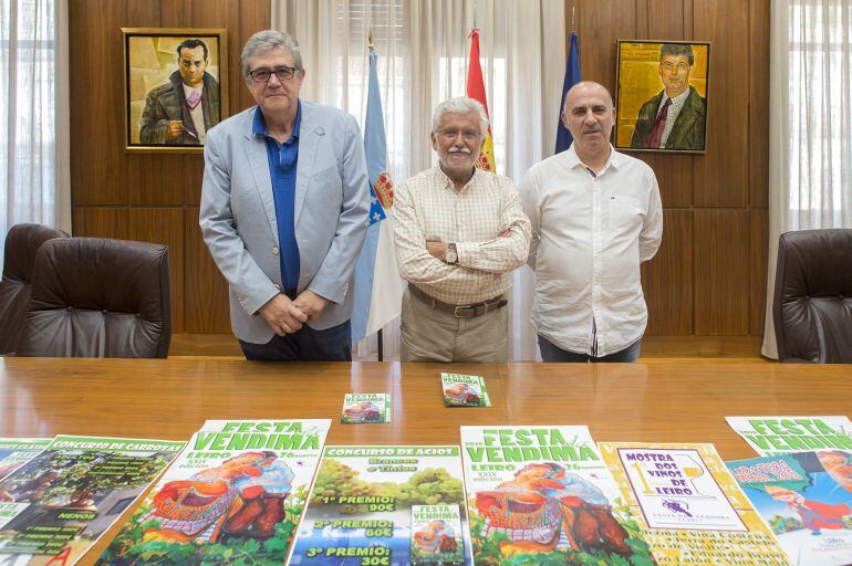 A festa da vendima de leiro 2018, enxalzará o cultivo da vide que xera unha importante riqueza na comarca. Na presentación, Francisco José Fernández. Rosendo Fernández e Ramón Álvarez.