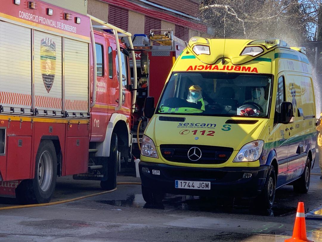 Desinfección de ambulancia en el Hospital de Guadalajara