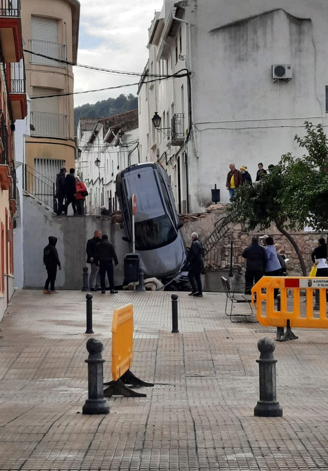 Coche accidentado en la ciudad de Oliva 